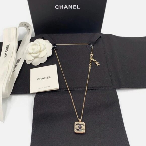 Authentic CHANEL cc logo square pendant necklace with pearl and crystals NEW - Picture 1 of 8